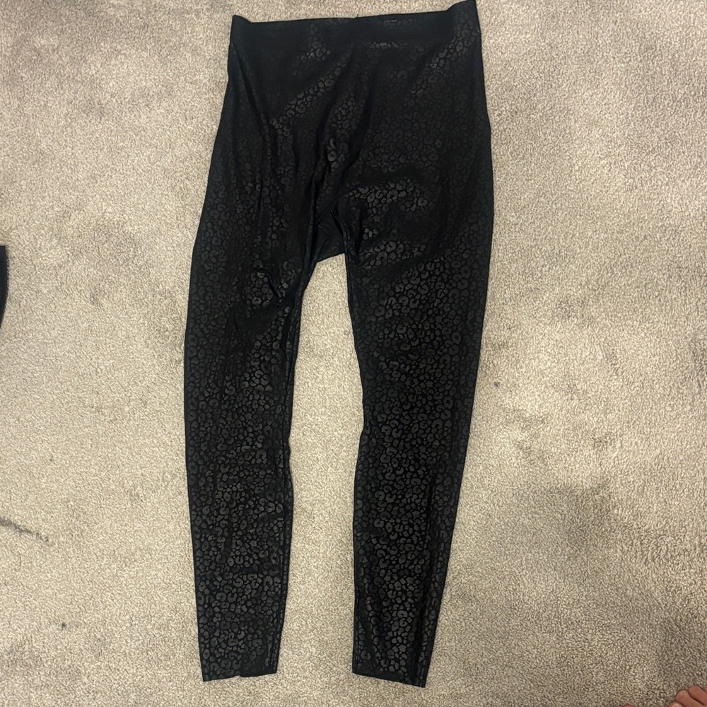 HUE Black Leopard Print Leggings